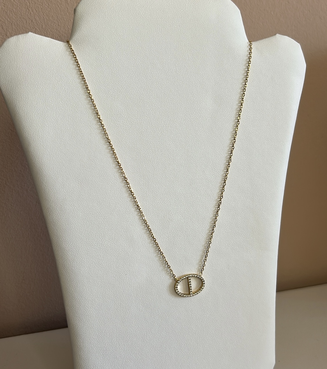Fio Verona dourado com pendente oval em pavé de cristais