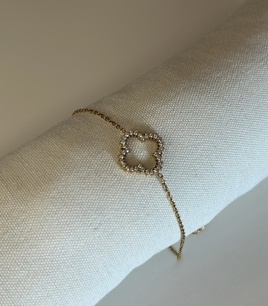 Pulseira Creta em corrente dourada com pendente trevo em cristais