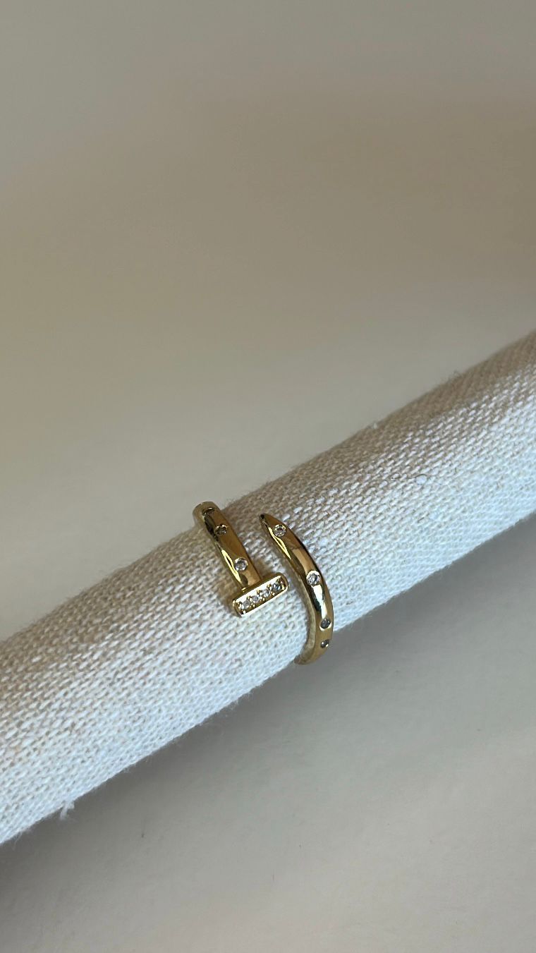 Anel Patmos dourado em formato de prego envolvente com cristais